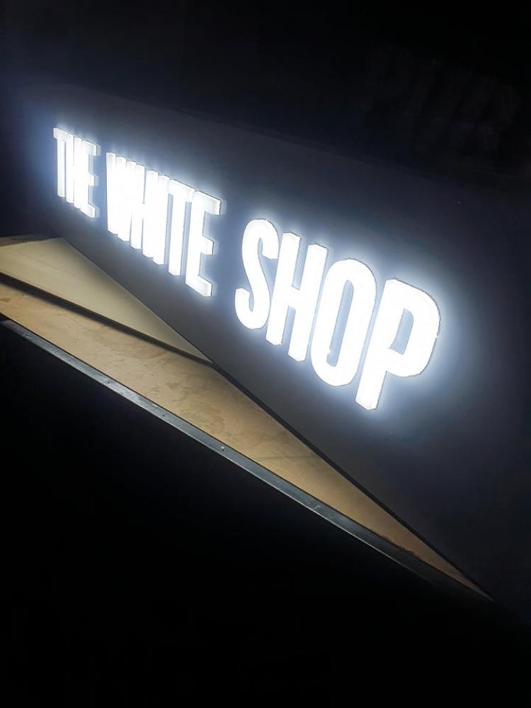 Enseigne défonce lumineuse the white shop, Valenciennes